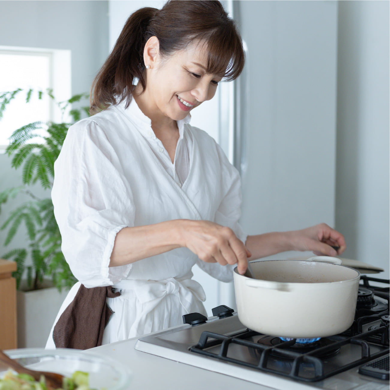 調理をする井澤さん