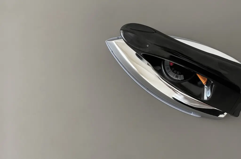 <div class="title80">広瀬裕子の「わたしが整う日用品」 file.06</div>「愛おしいアイロン」