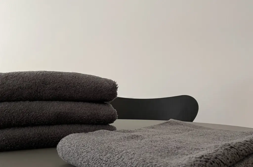 <div class="title80">広瀬裕子の「わたしが整う日用品」 file.05</div>「グレーの魔法」