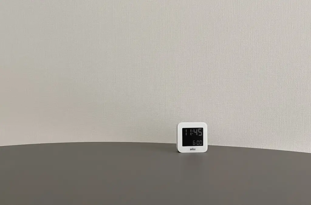 <div class="title80">広瀬裕子の「わたしが整う日用品」file.07</div>「眠りのための、あたらしい時計」