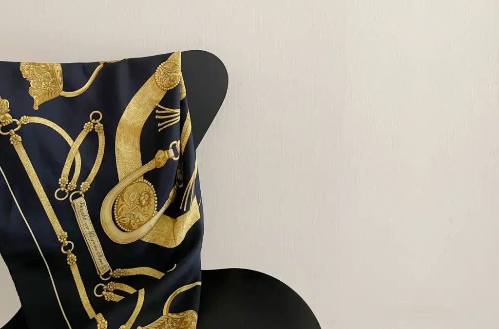 <div class="title80">広瀬裕子の「わたしが整う日用品」file.08</div>「40年前のスカーフ」